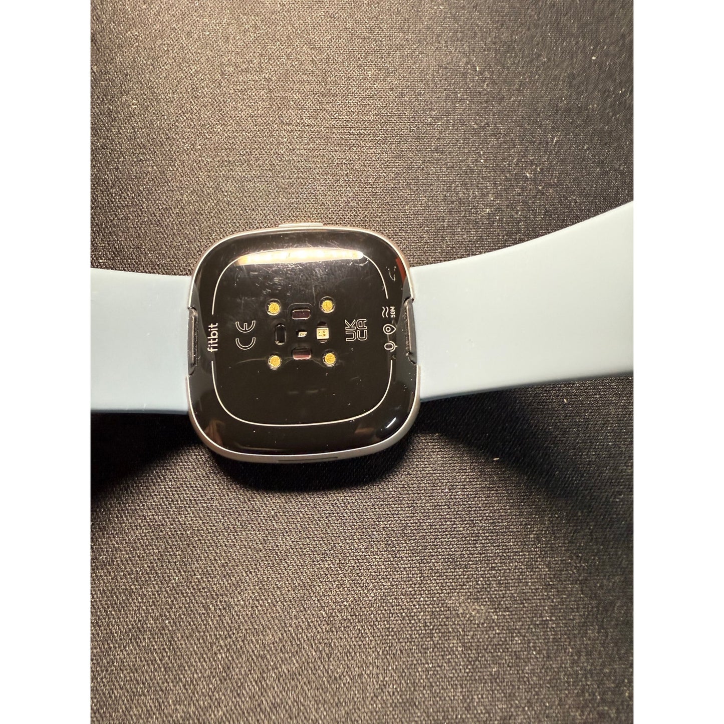 Versa 4 watch used Screen is Mint back has some scratches look at PICS please